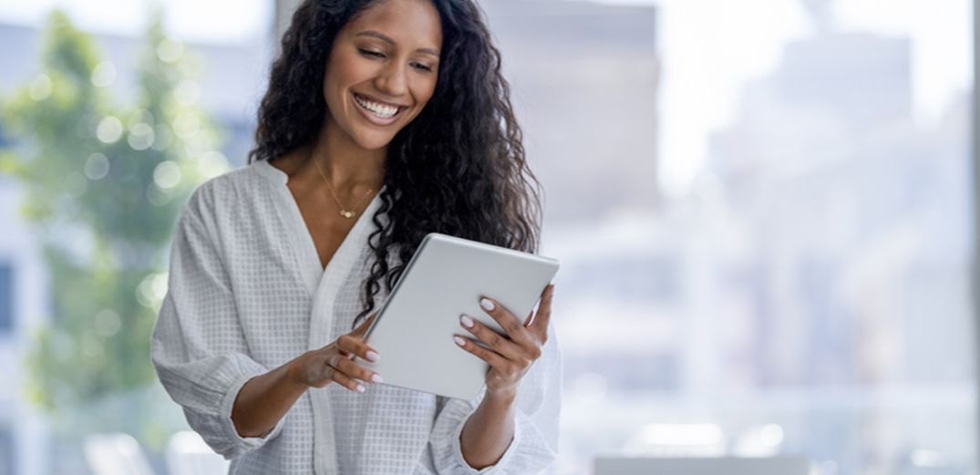 A Millennial takes a Banzai finance class on her tablet.